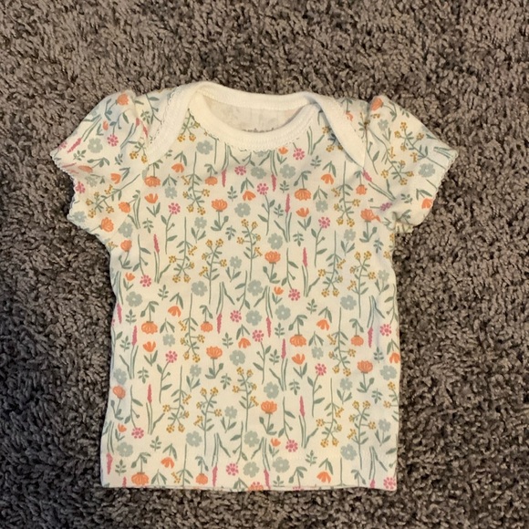 Carter’s Newborn Floral T-Shirt EUC - Picture 1 of 4